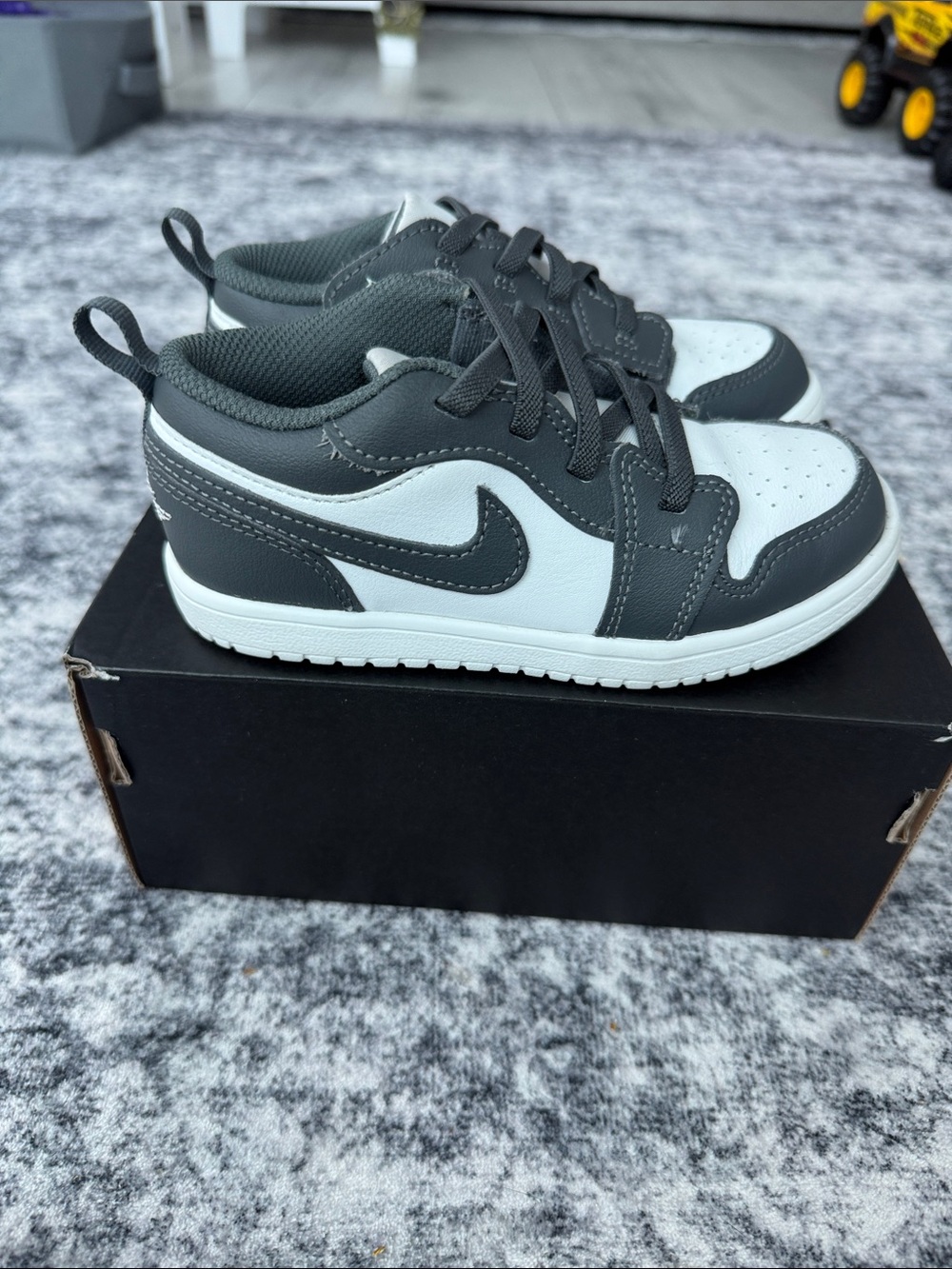 Nike Kids Low-Top Sneakers in White and Gray